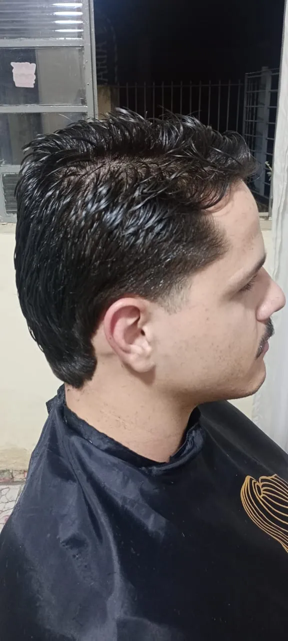 Corte masculino penteado com volume, visto de três quartos