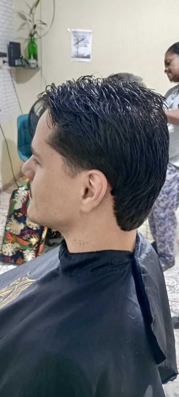 Corte masculino penteado para trás, visto de perfil com a capa Gerryr