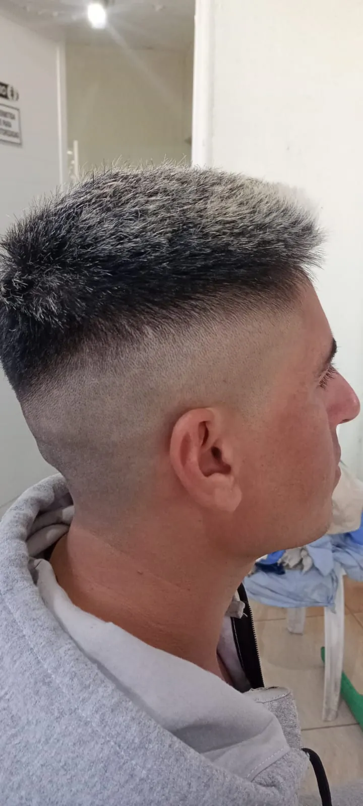 Degradê alto com topo curto, visto de lado