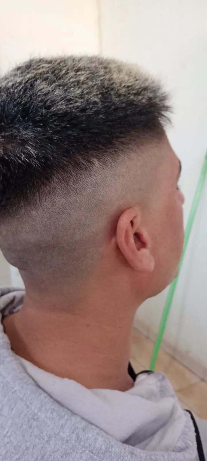 Degradê alto com topo curto, vista de três quartos por trás