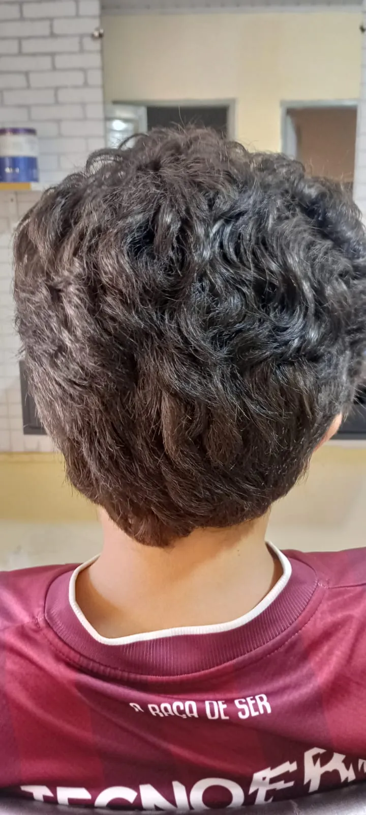 Corte infantil com cachos definidos, visto de trás
