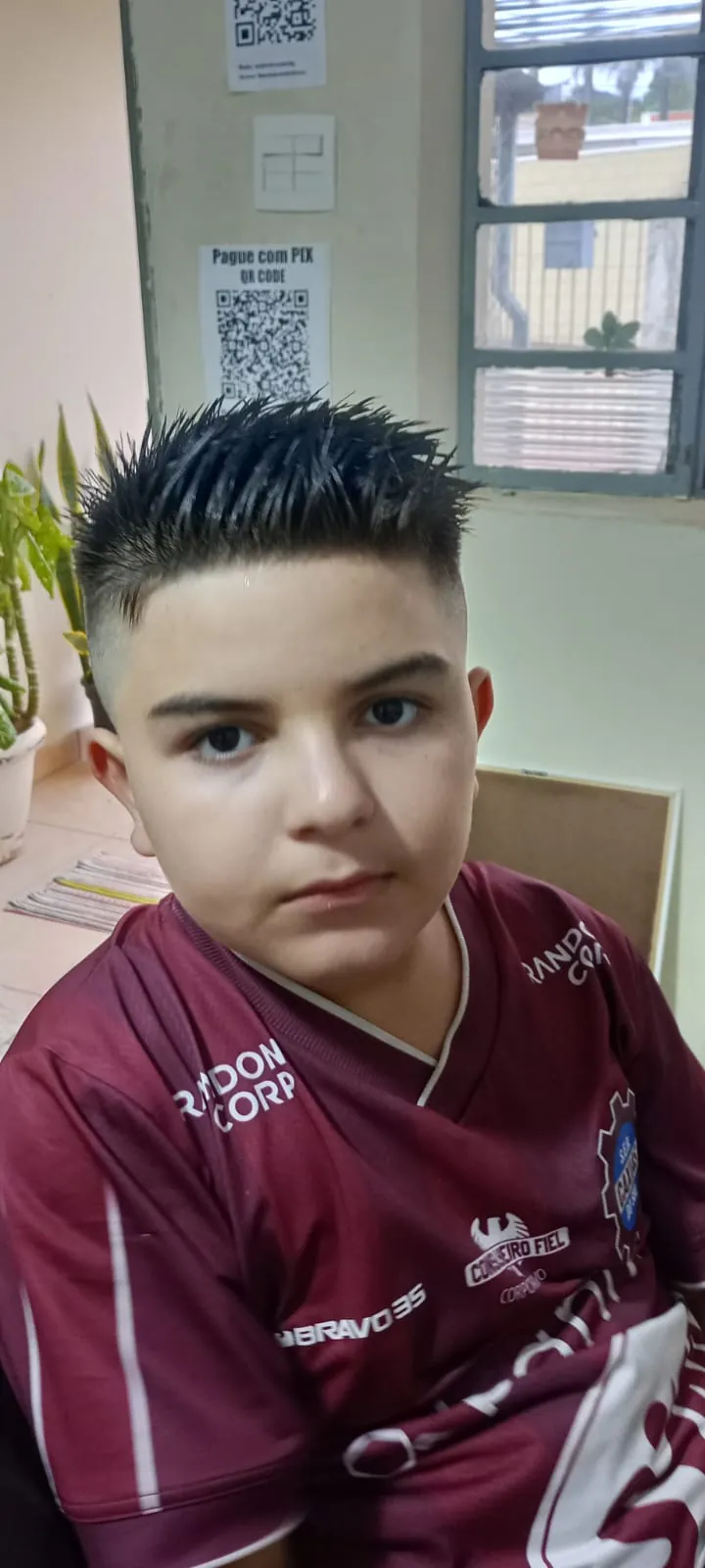 Corte infantil com topo espetado, visto de frente