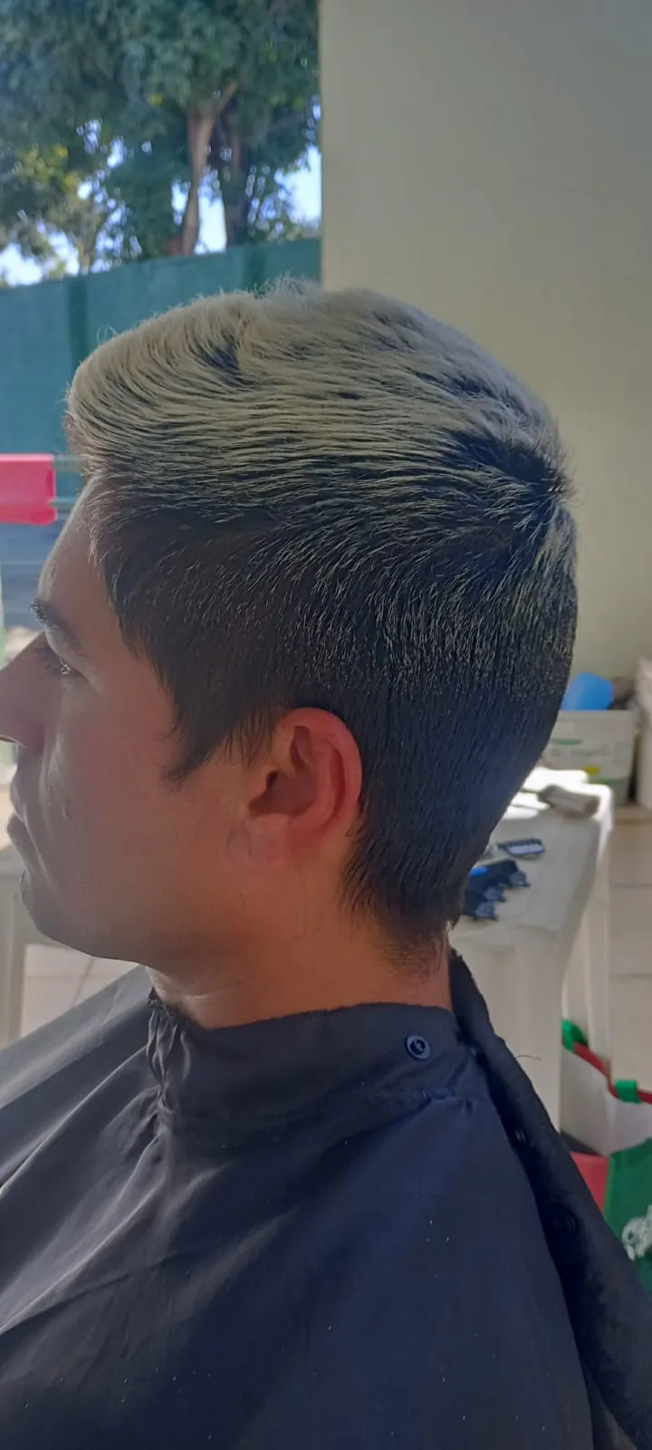 Topo platinado com laterais em degradê, visto de perfil